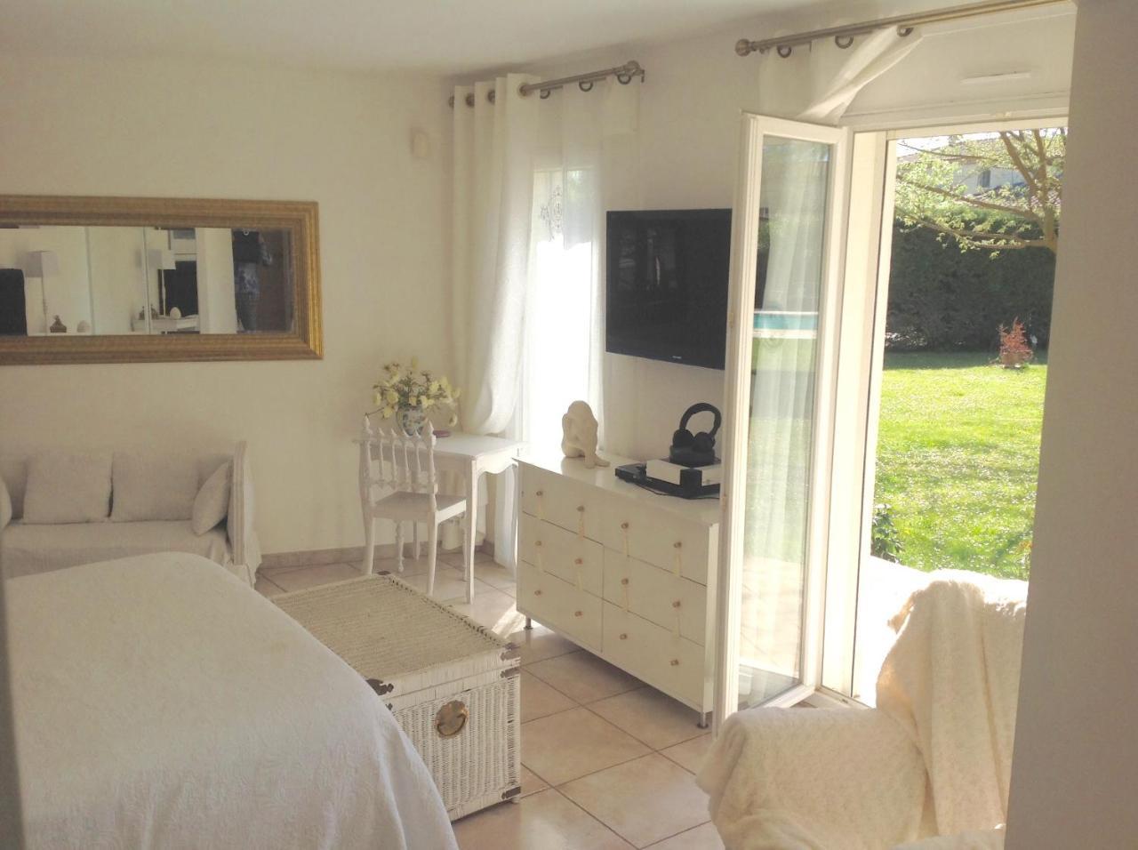 B&B Les Muscades Saint-Etienne-du-Gres Exterior foto
